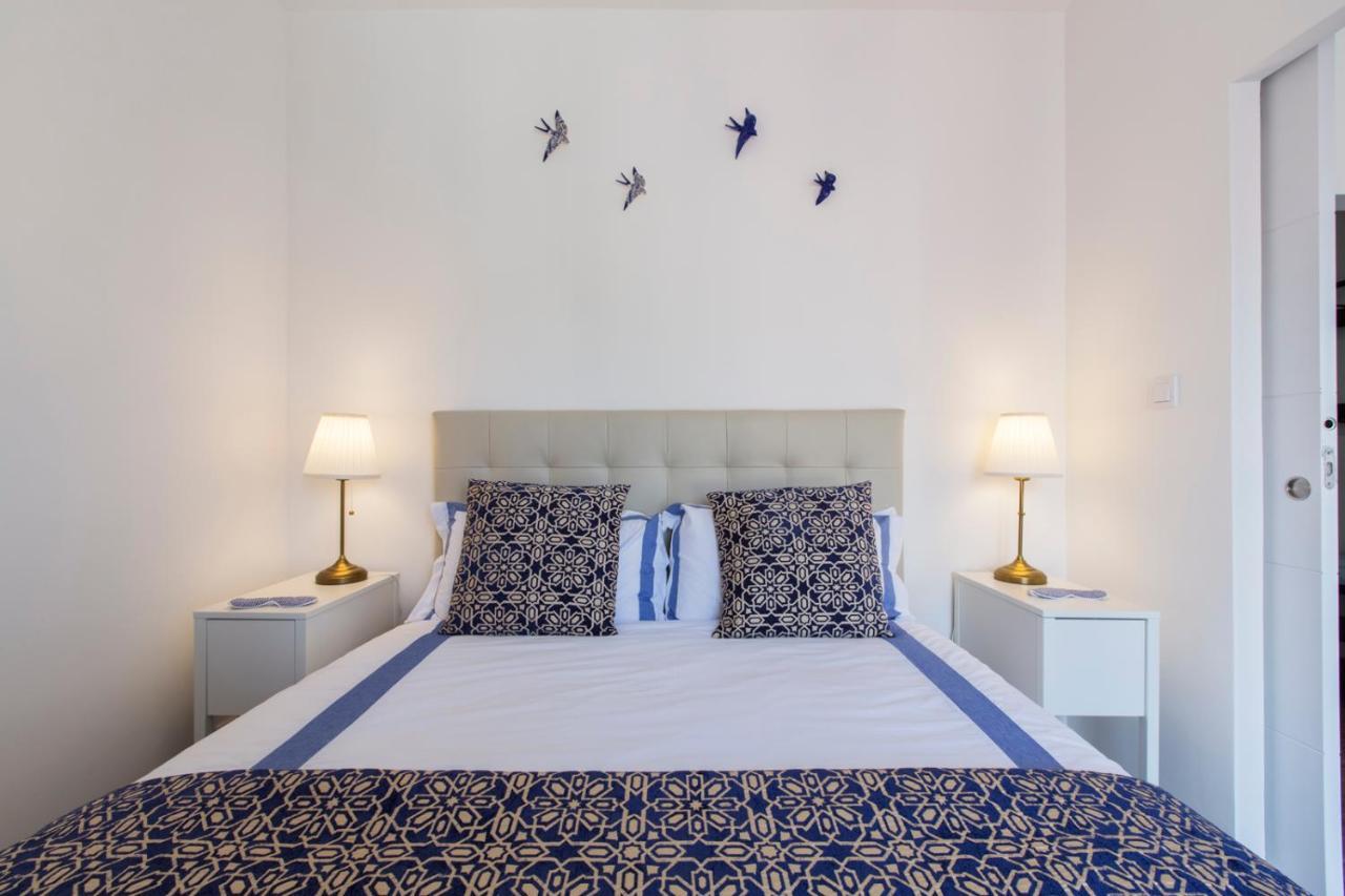 Amazing Downtown Apt With Small Balcony With View Over The Castle Lisboa Exteriör bild
