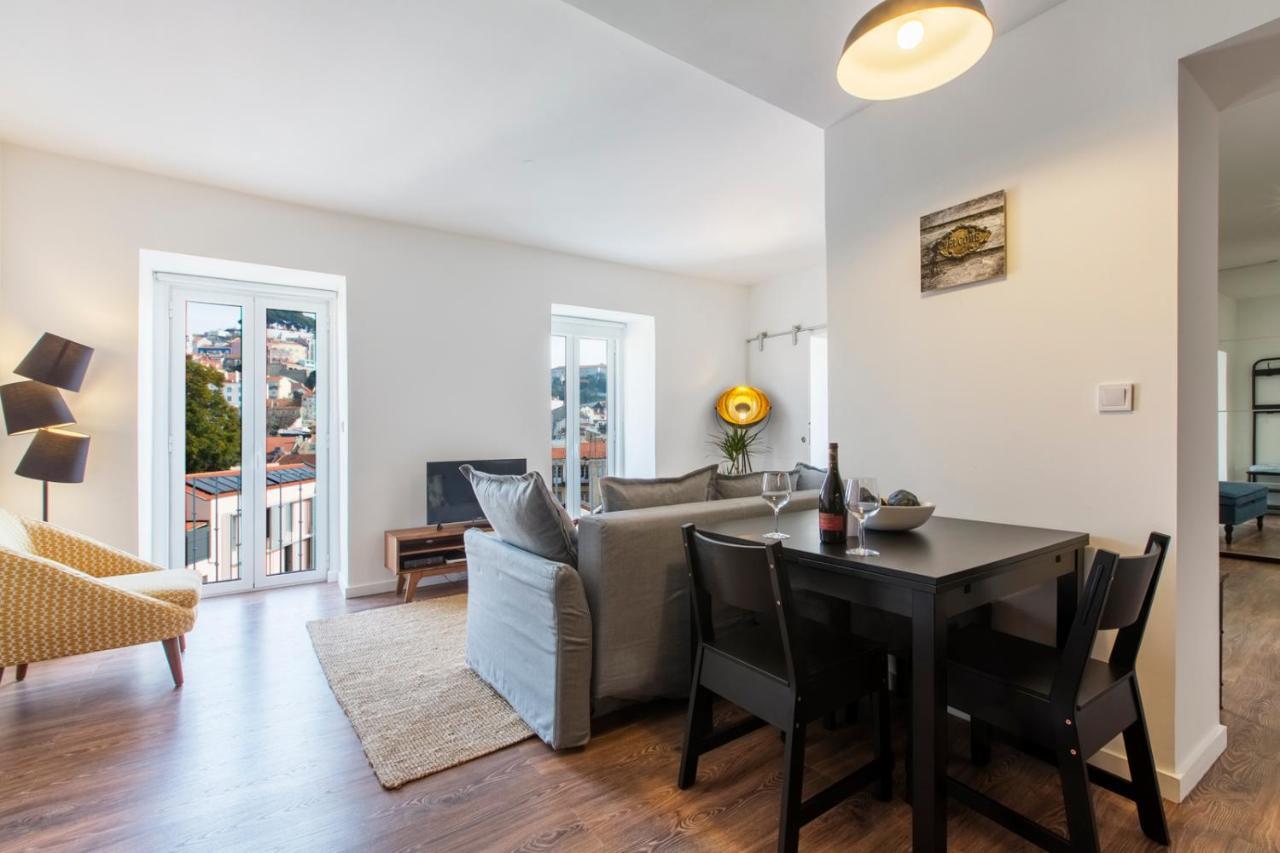 Amazing Downtown Apt With Small Balcony With View Over The Castle Lisboa Exteriör bild
