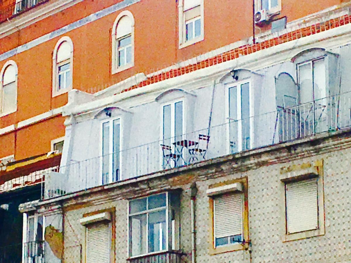 Amazing Downtown Apt With Small Balcony With View Over The Castle Lisboa Exteriör bild