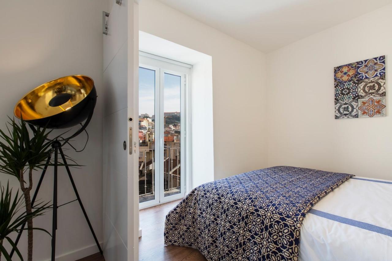 Amazing Downtown Apt With Small Balcony With View Over The Castle Lisboa Exteriör bild