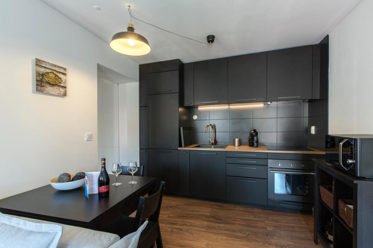 Amazing Downtown Apt With Small Balcony With View Over The Castle Lisboa Exteriör bild
